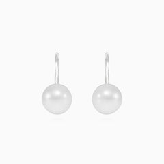 Boucles d’oreilles pendantes classiques avec perles en or blanc
