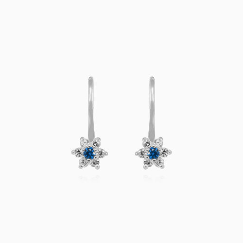 Květinové náušnice z bílého zlata se safírem a zirkonovým třpytem