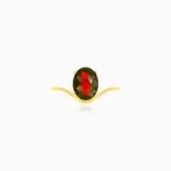 Anillo de oro amarillo con granate talla ovalada