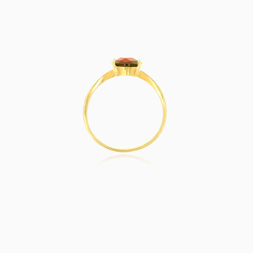 Anillo de oro amarillo con granate talla ovalada