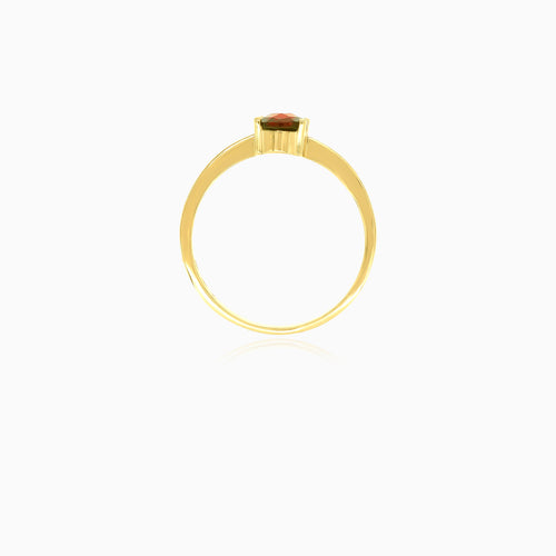 Anillo de oro amarillo con granate ovalado