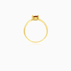 Anillo solitario de granate en oro amarillo
