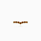 Anillo sencillo en forma de V con granate