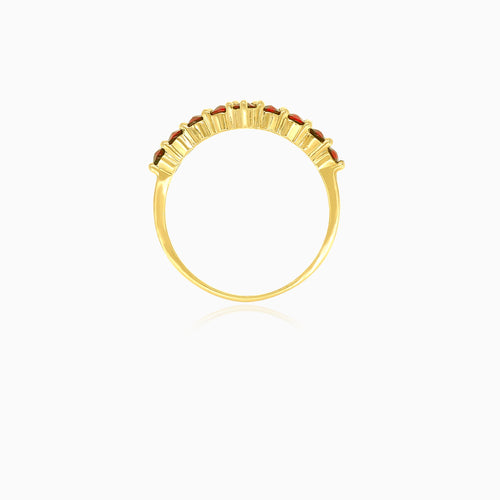 Anillo sencillo en forma de V con granate