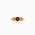 Anillo elegante de oro amarillo con granate redondo