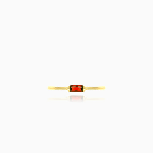 Einfacher Gelbgoldring mit strahlend geschliffenem Granat