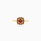Bague en or jaune avec grenat rond.