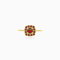 Bague en or jaune avec grenat rond.