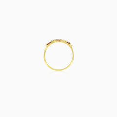 Elegantní granátový prsten se smíšeným brusem a kameny