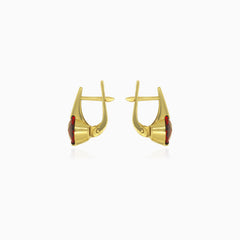 Náušnice ze žlutého zlata s kulatým granátovým solitérem