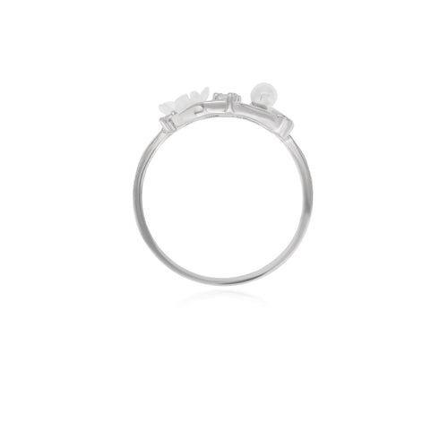 Stříbrný prsten s kulatou perlou v květinovém vzoru