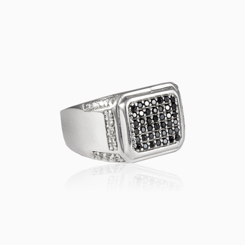 Pánský stříbrný prsten s onyxem a bočními zirkony