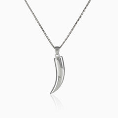 Přívěsek ve tvaru tygřího zubu ze stříbra