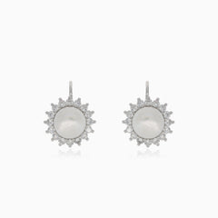 Stříbrné náušnice s perlami obklopenými třpytivými zirkony