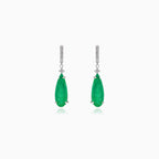 Boucles d’oreilles pendantes en argent avec une goutte d’émeraude synthétique