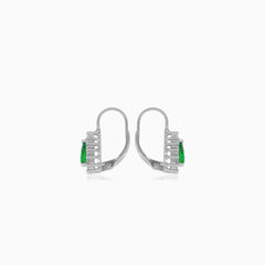 Smaragd s hruškovým brusem na stříbrných kapkových náušnicích