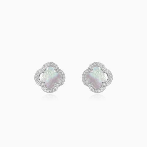 Boucles d'oreilles clous halo en argent sterling avec trèfle et perle