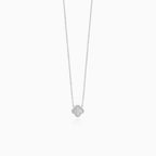 Stříbrný náhrdelník z perleti ve tvaru čtyřlístku