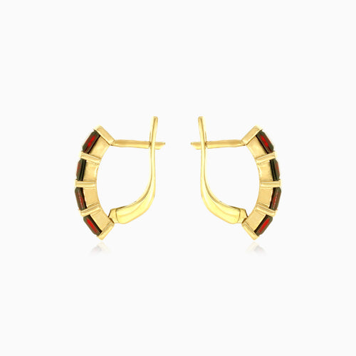 Breite Ohrringe aus Gold mit quadratisch geschliffenen Granat-Steinen im Prinzessschliff