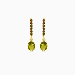 Pendientes colgantes de moldavita y granate cautivadores