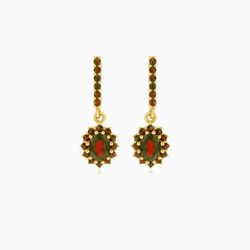 Visací náušnice květinového designu s granátem