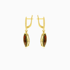 Boucles d'oreilles pendantes au glamour subtil.