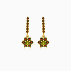 Boucles d’oreilles pendantes en motif fleur avec grenat et moldavite