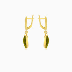 Vltavín s oválným výbrusem ve zlatých náušnicích