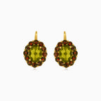 Boucles d’oreilles pendantes en or avec grenat et moldavite