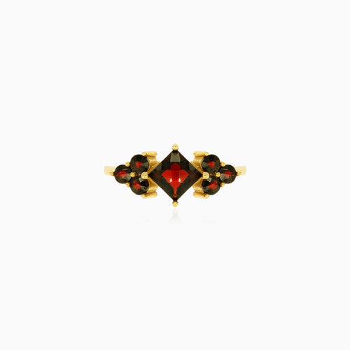 Anillo de granates talla princesa cuadrada y talla redonda en oro.