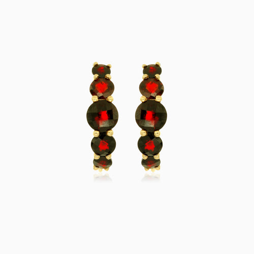 14kt-Gold-Huggie-Creolen mit Granat