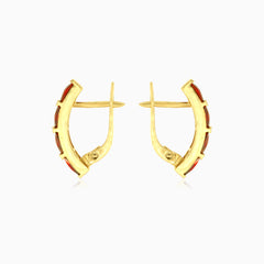 Goldene Stabohrringe mit vierfach strahlendem Granat