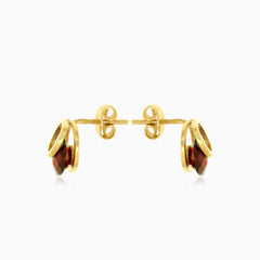 Zlaté náušnice s kulatým granátem s napínáním