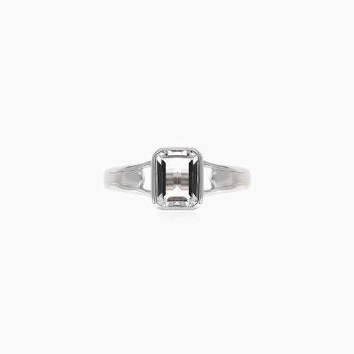 Bague en argent élégante avec taille émeraude.