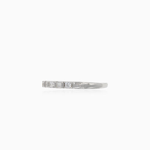Anillo sofisticado de zirconia cúbica en plata