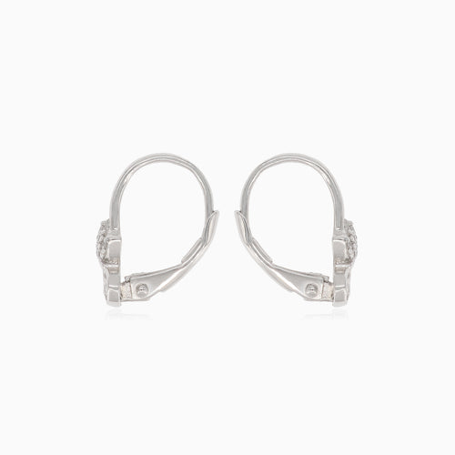 Boucles d’oreilles pendantes en argent avec motifs chatons.