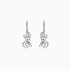 Boucles d’oreilles pendantes en argent avec motifs chatons.
