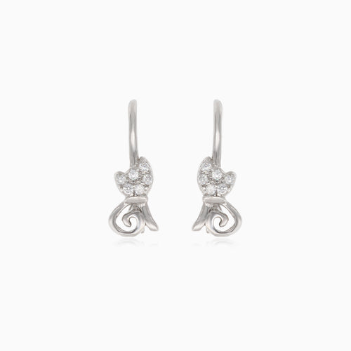 Boucles d’oreilles pendantes en argent avec motifs chatons.