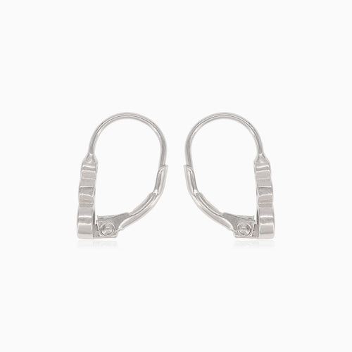Boucles d’oreilles pendantes en argent avec trois zirconias cubiques ronds.