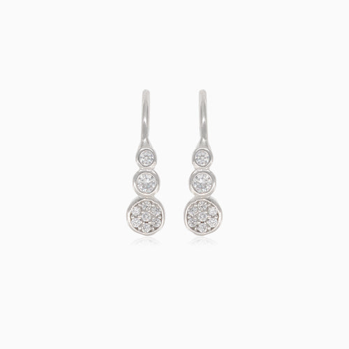 Boucles d’oreilles pendantes en argent avec trois zirconias cubiques ronds.