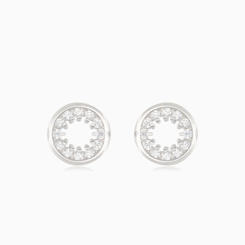 Pendientes redondos de plata con circonitas cúbicas alrededor.