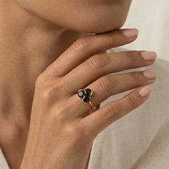 Zlatý prsten s granáty ve tvaru hroznů