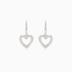 Boucles d’oreilles pendantes en argent avec cœur.