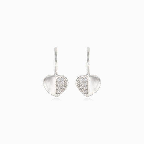 Pendientes de plata con corazón y circonitas cúbicas medio cubiertas