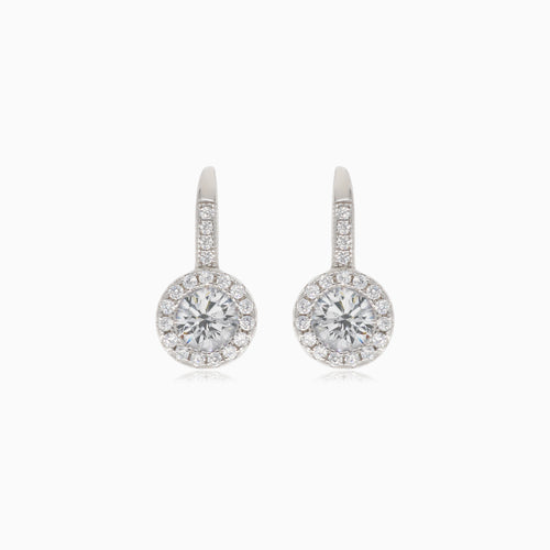 Boucles d’oreilles pendantes en argent avec zirconia cubique principal et accent en zirconia cubique sur le dessus.