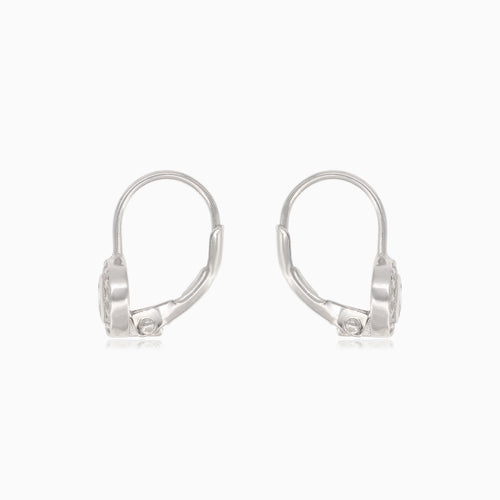 Boucles d’oreilles en argent avec un grand zircon cubique entouré de petits zircons cubiques.