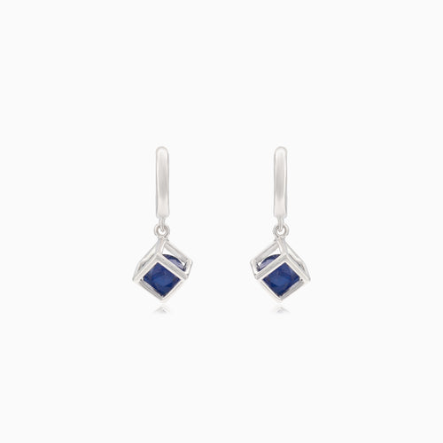 Stříbrné náušnice ve tvaru kostky se syntetickým safírem