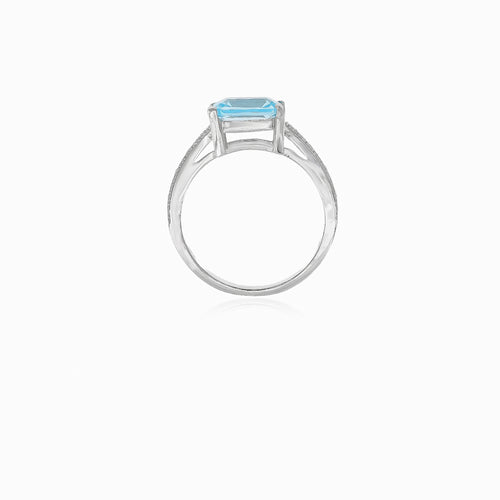 Eleganter Silberring mit blauer Topas