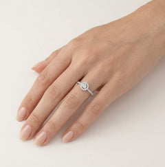 Elegante anillo de plata con circonitas cúbicas