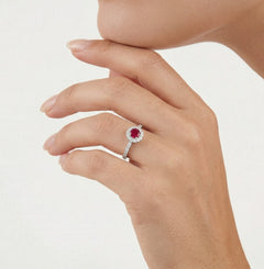 Stříbrný prsten se syntetickým rubínem a kubickou zirkonií